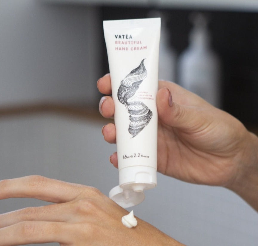 Scented with a special dry skin blend of pure essential oils including frankincense and rose geranium, this natural hand cream will inspire and freshen the senses. Our vegan hand cream is made with shea butter, cocoa butter, moringa oil and tamanu oil.